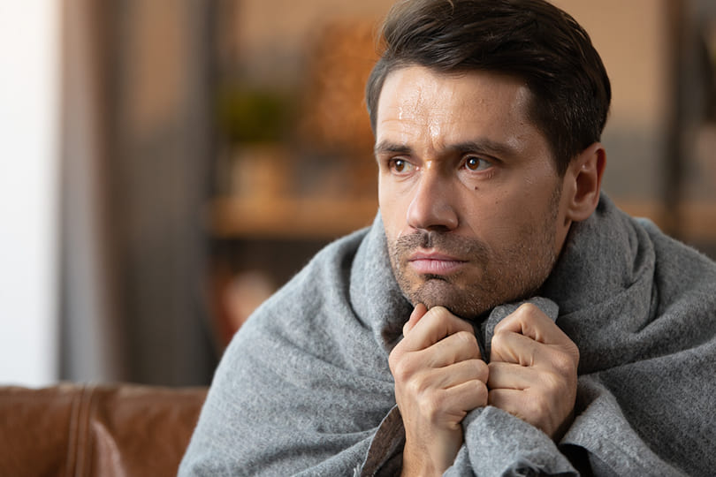 Мужчина укрылся в плед